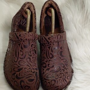EUC Born Concept B.O.C. Light Brown Suede Leather Clogs 10M Padded Insteps